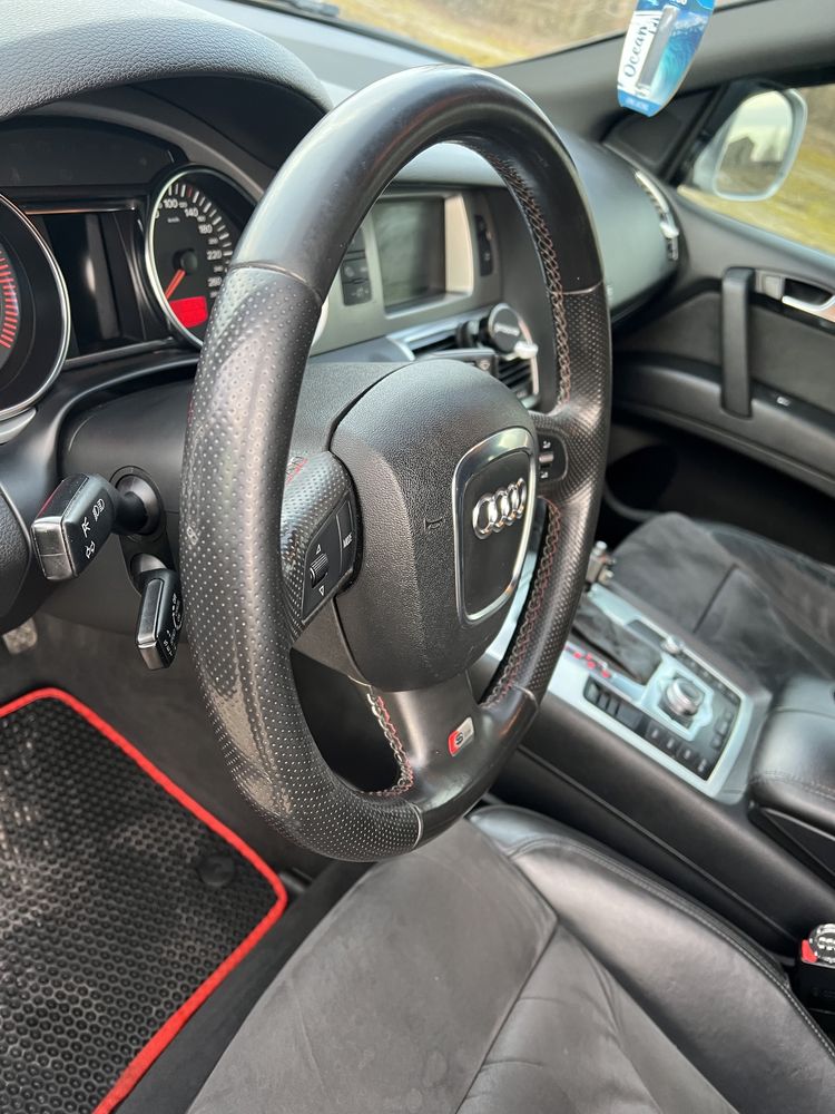 Audi Q7………..