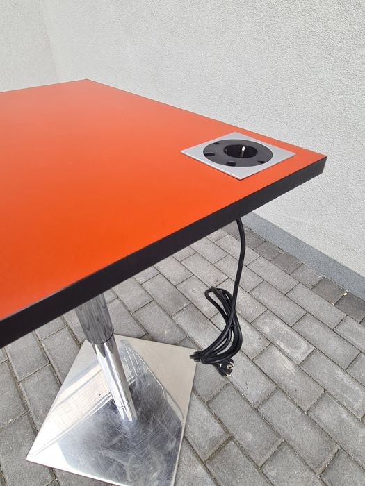 Stolik biurowy z gniazdkiem  230V blat czerwony noga  chrom 60cmx 50cm