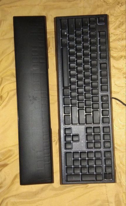 Системний блок з мишкою та клавіатурою