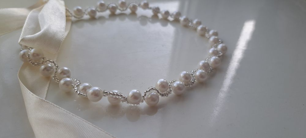 Ніжне намисто з білих бусин зі стрічкою
