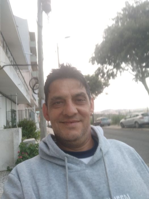 Pedreiro polivalente ladrilhador português.