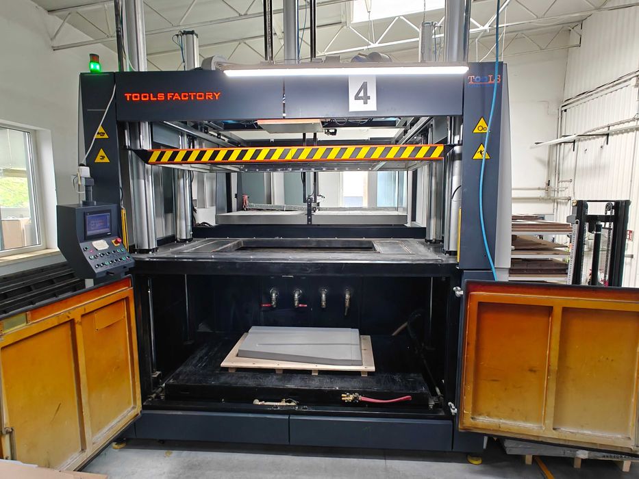 Termoformierka Tools Factory pole robocze 2450x1450x900mm.