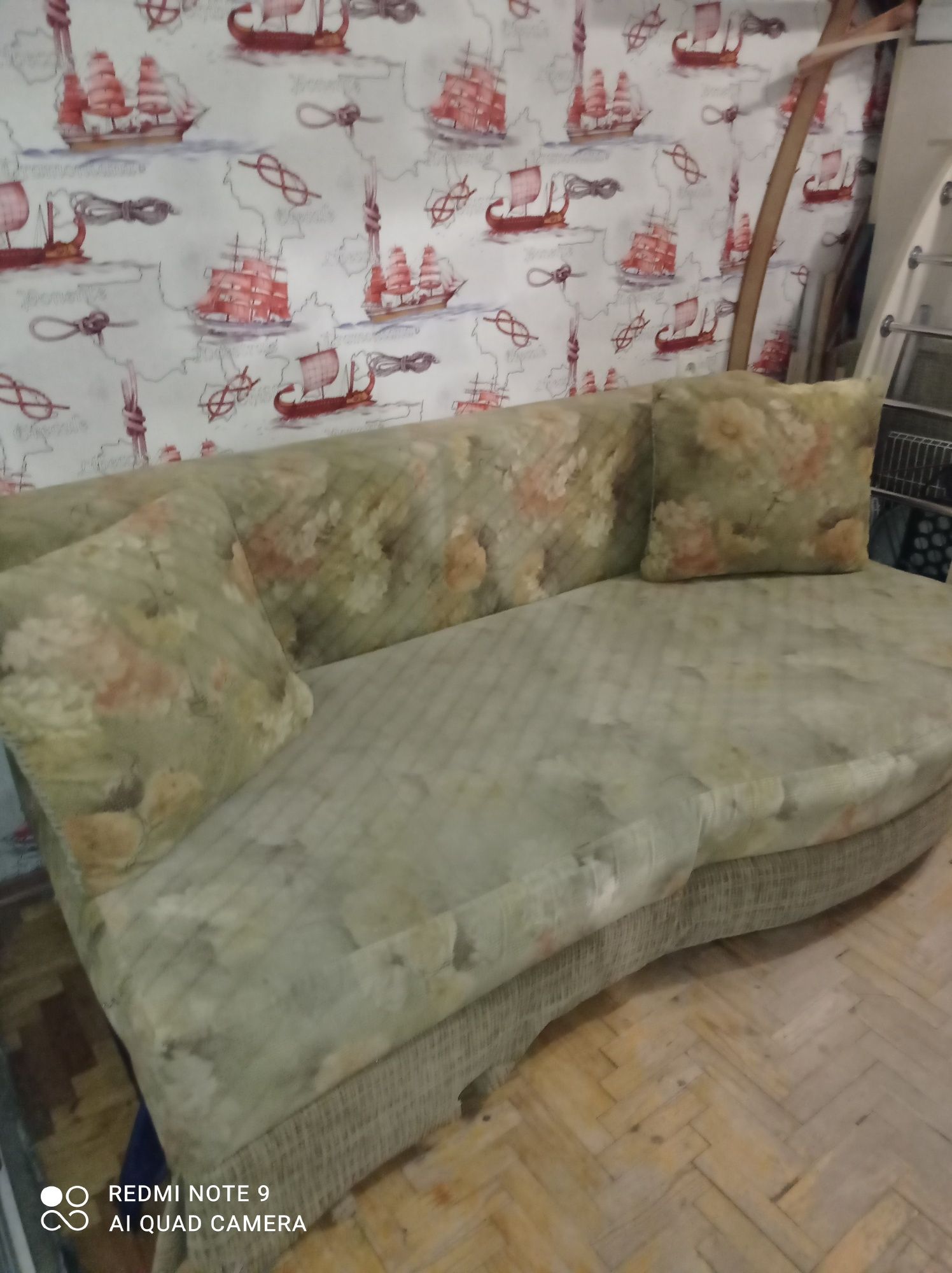 Продам диван под реставрацию