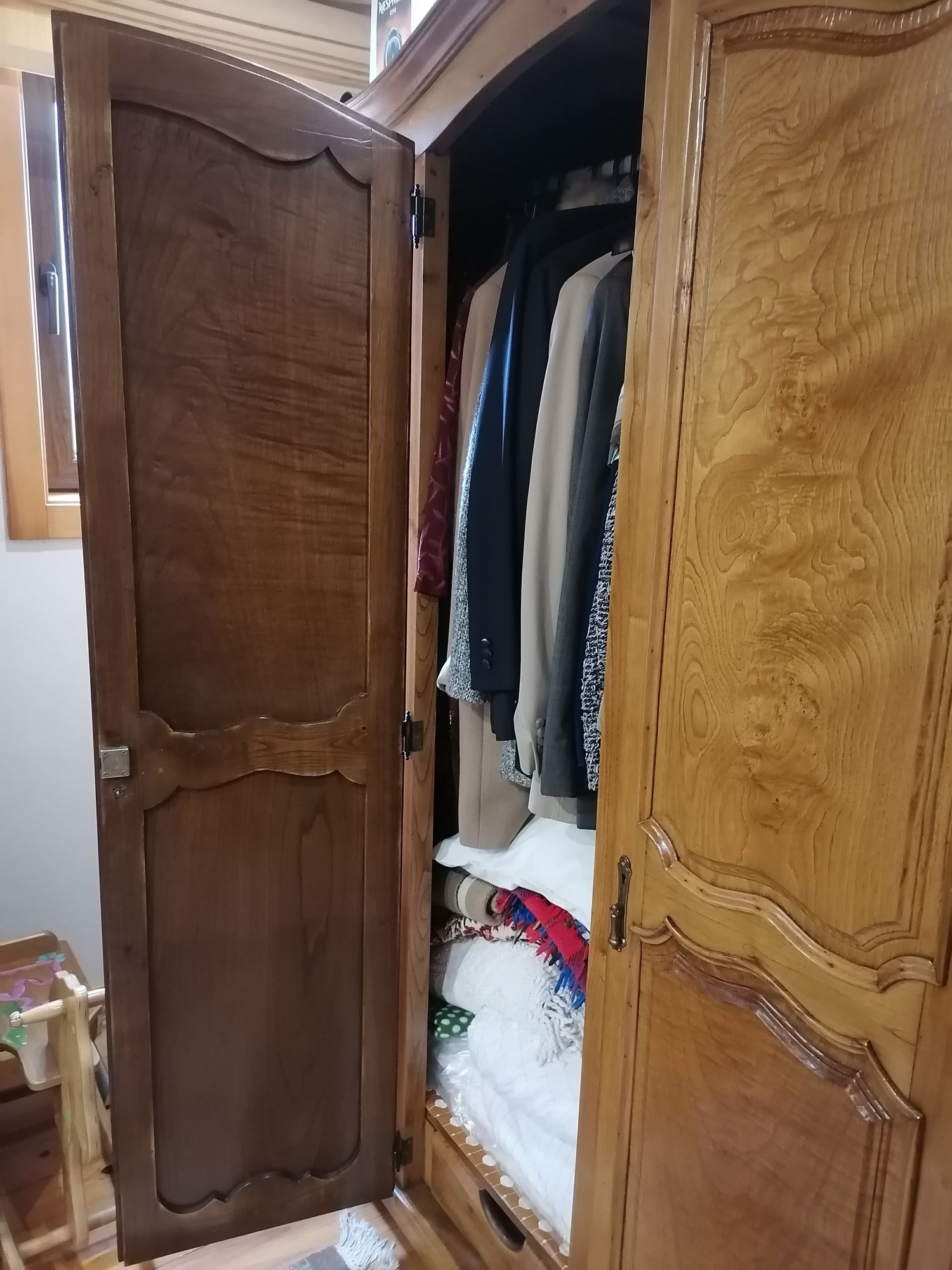 Roupeiro de 4 portas madeira maciça castanho está como novo.