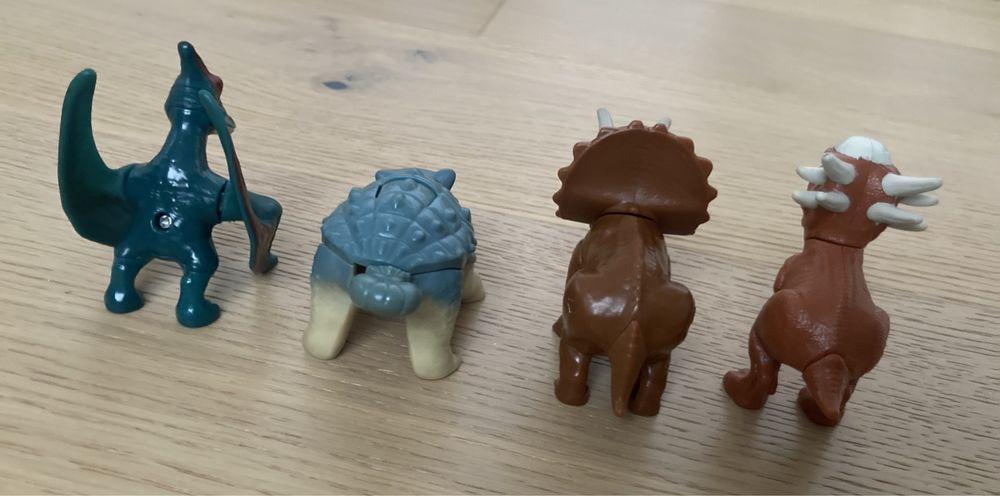 Kolekcja figurki dinozaurów w jajkach Park Jurajski 4 komplety