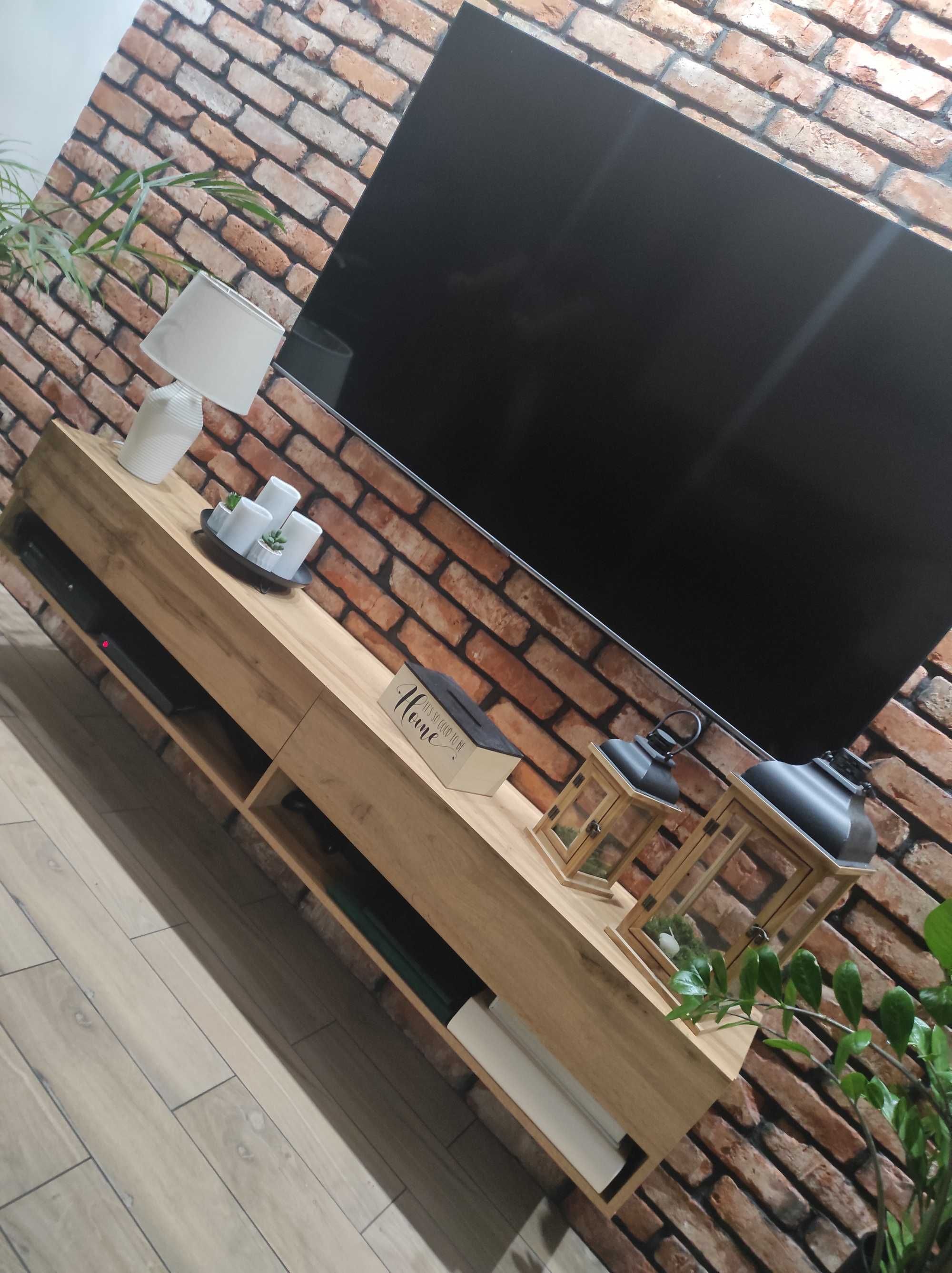 Wiszącą szafka pod tv