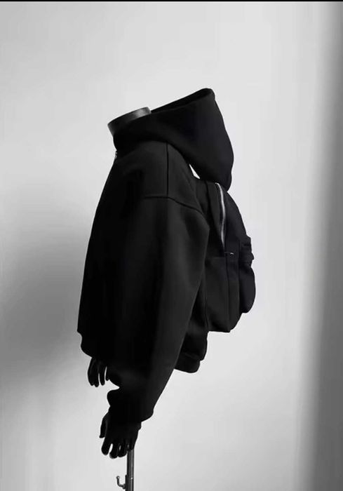 Світшот з рюкзаком на спині