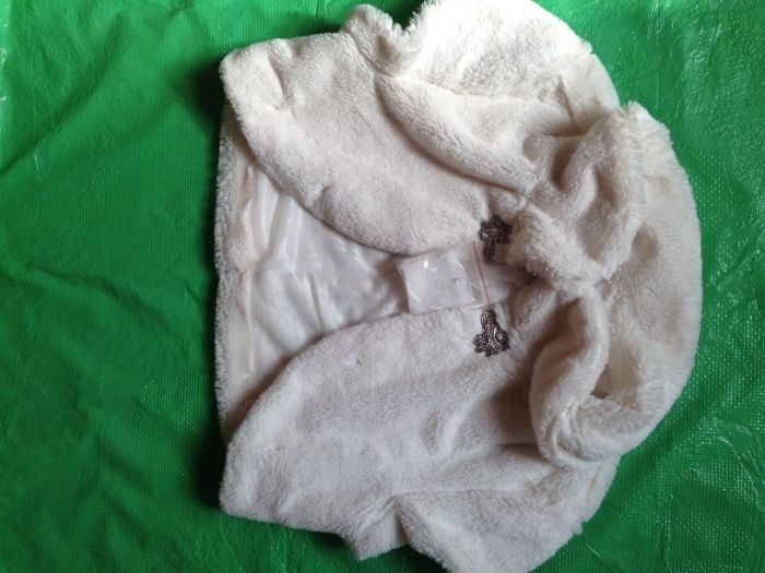 Жакет-болеро из искусственного меха с застежкой.