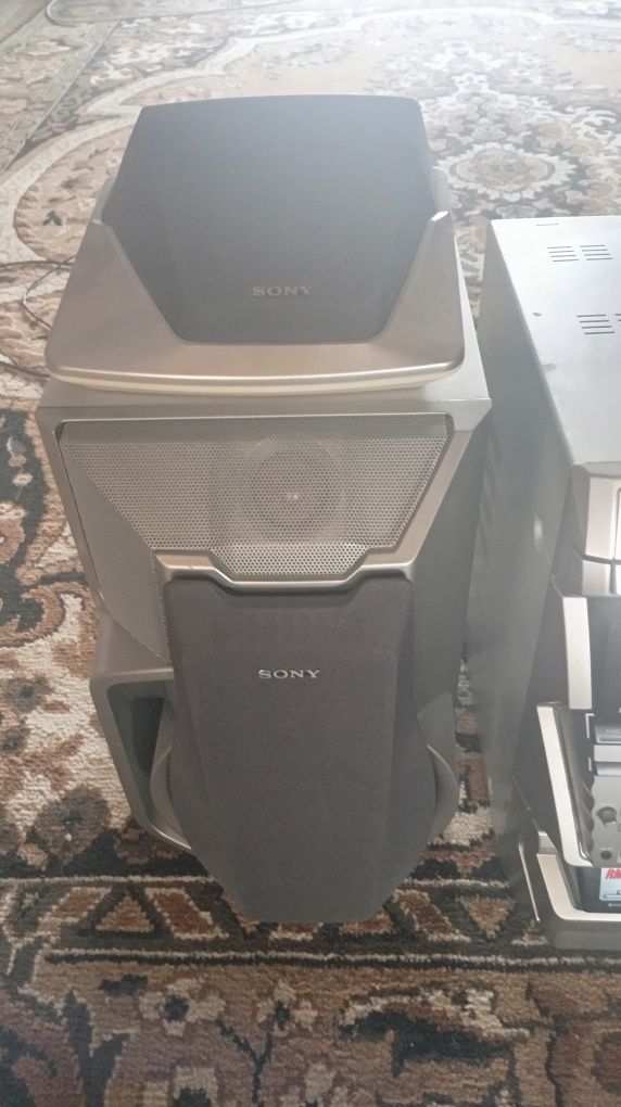 wieża SONY RXD8S, radio RDS, 3xCD.
Sprzęt ma już swoje lata ale działa