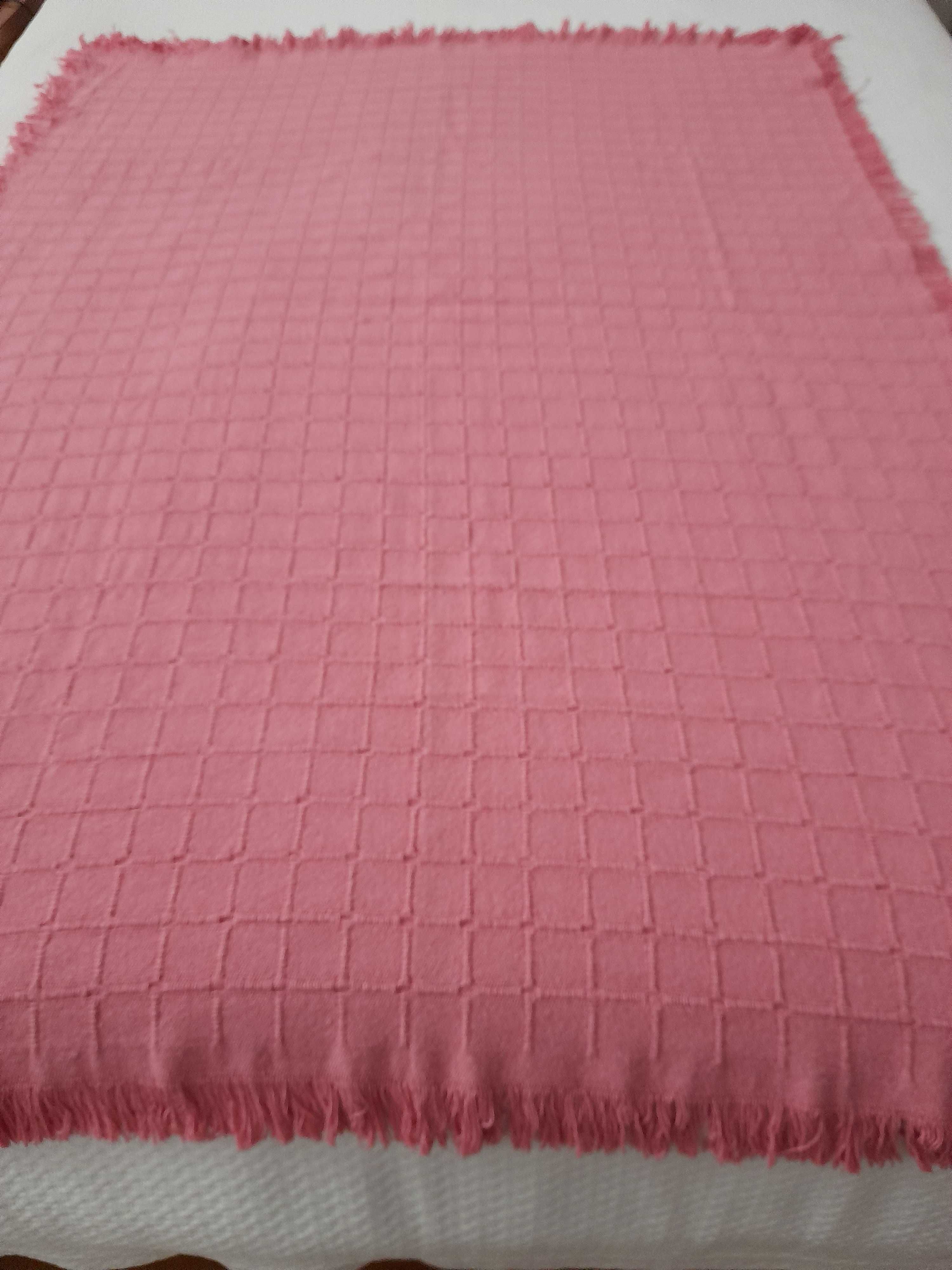 Colchas (2) em lã cor de rosa-Medidas 1,55 cm x 1,10 cm