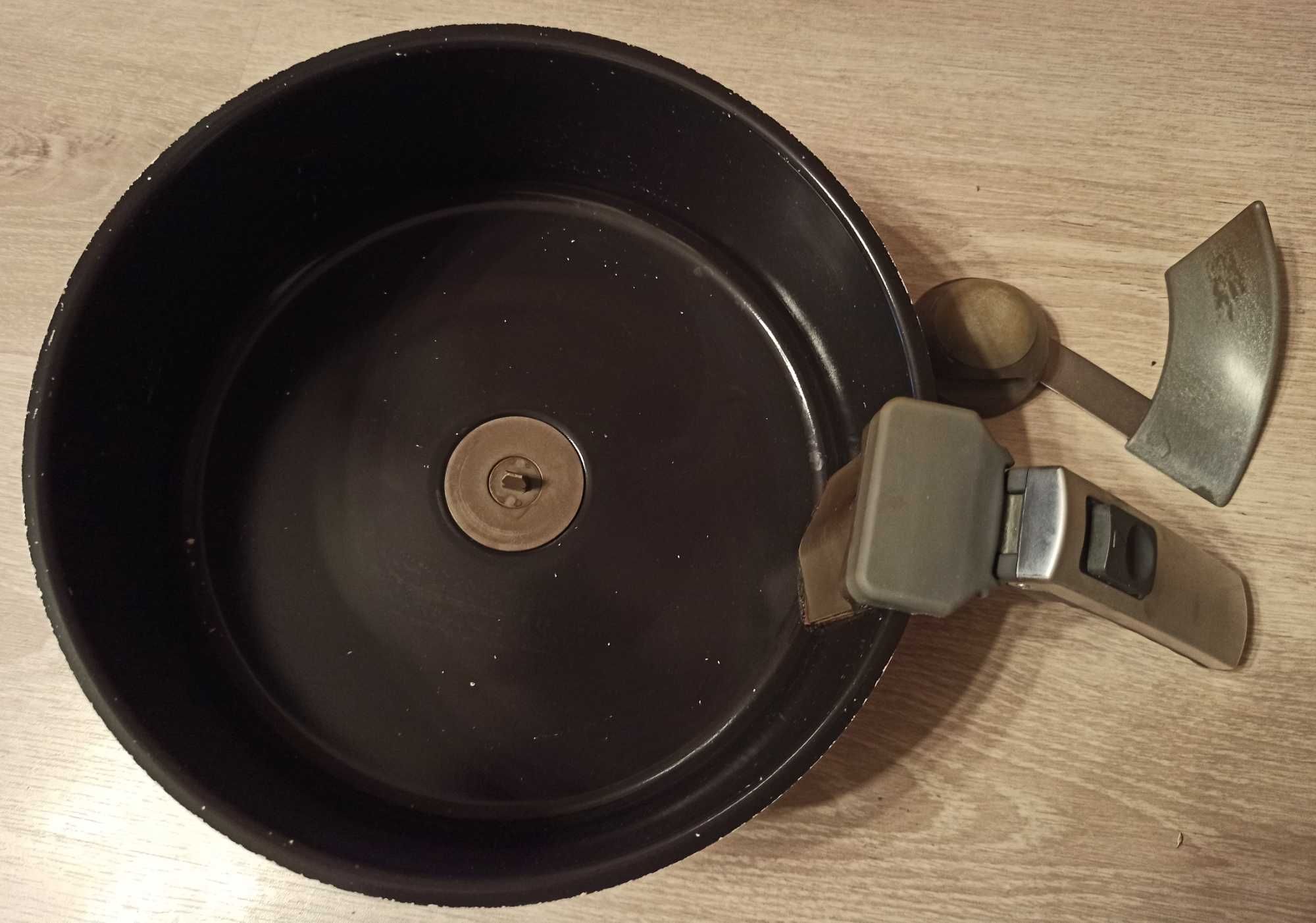 pojemnik z mieszadłem i uchwytem do frytkownicy DeLonghi