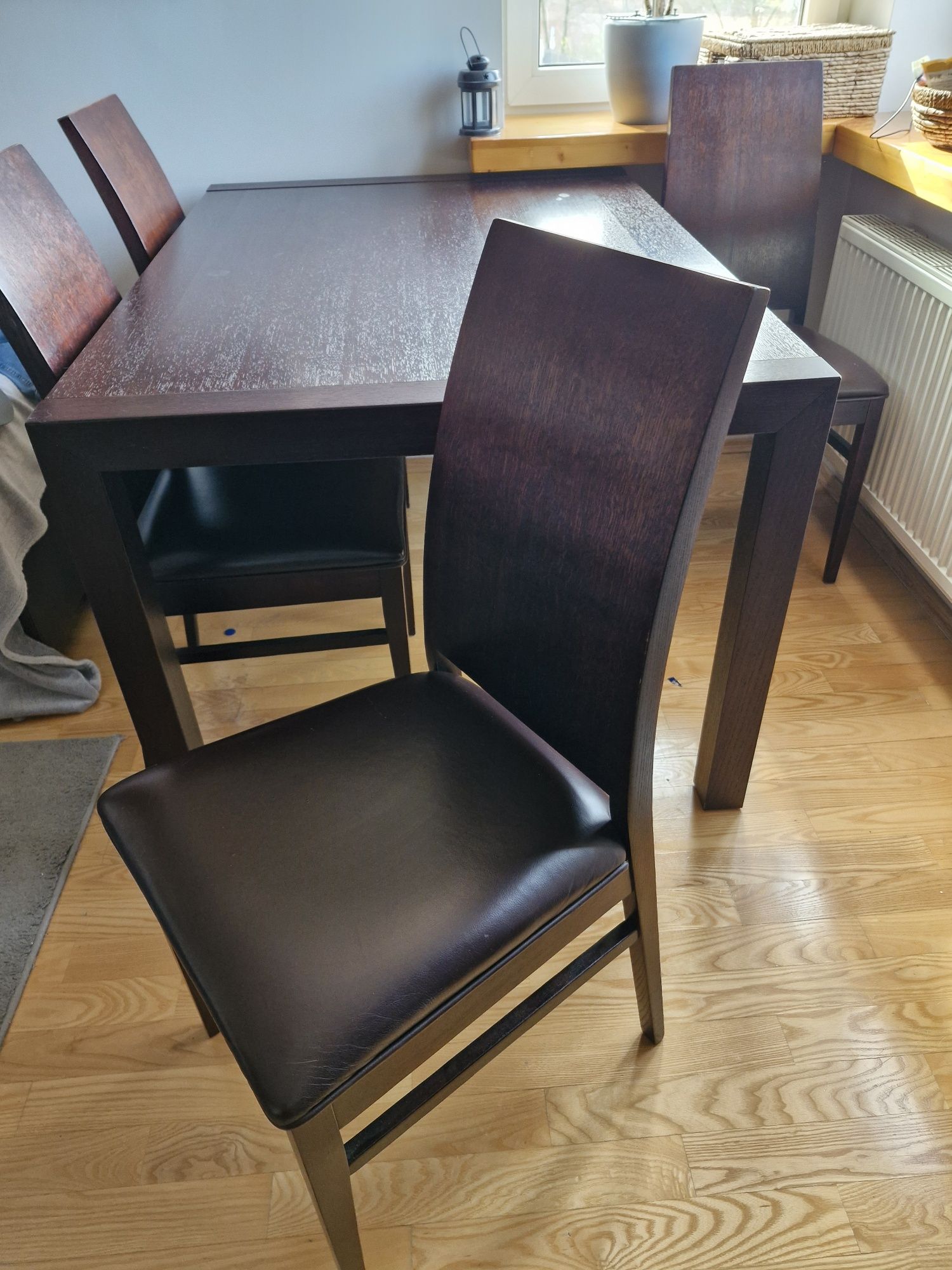 Stół z 4 krzesłami z siedziskiem ze skóry naturalnej