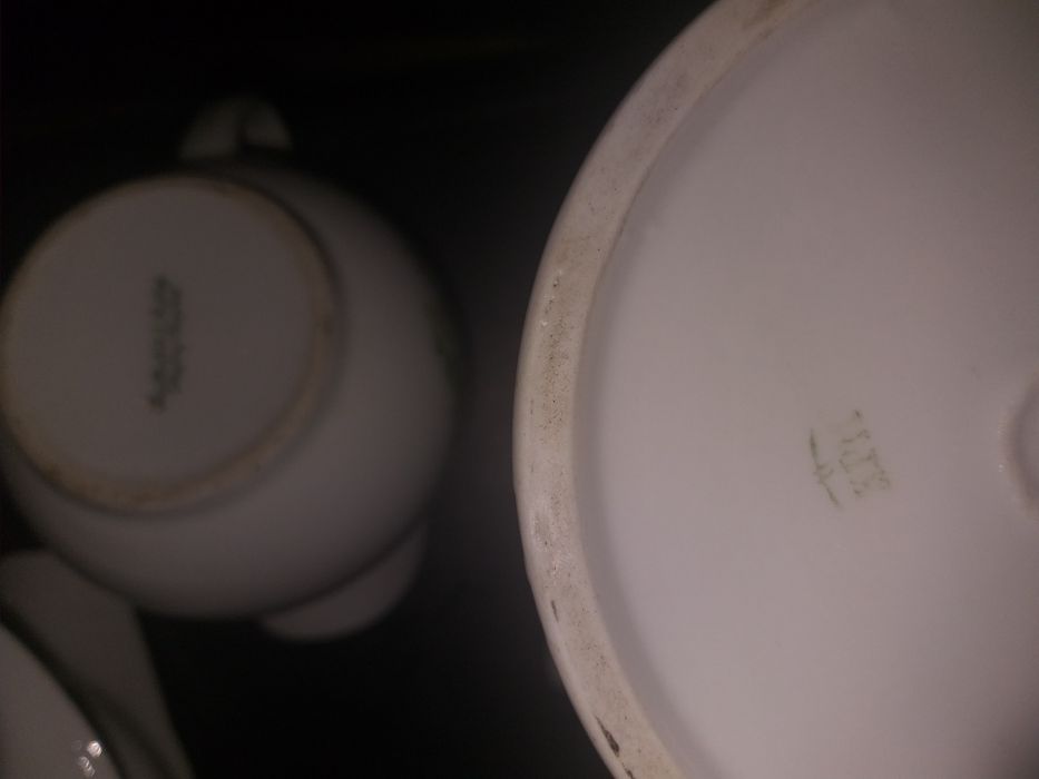 Stara porcelana z sygnaturami wykopaliska strychowe
