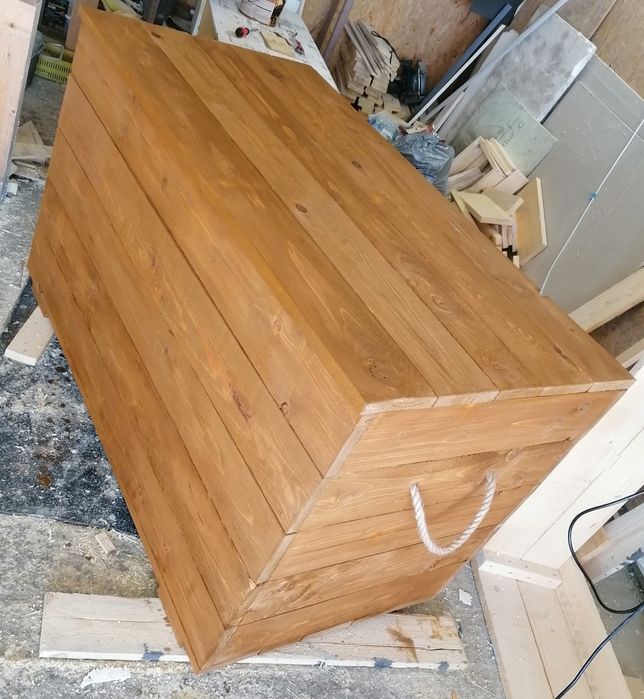 Drewniana skrzynia do ogrodu