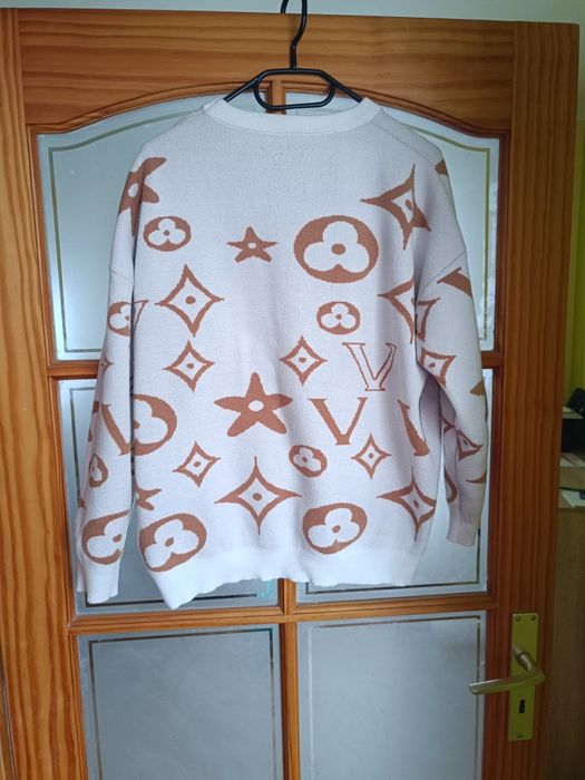 Biały sweter we wzory