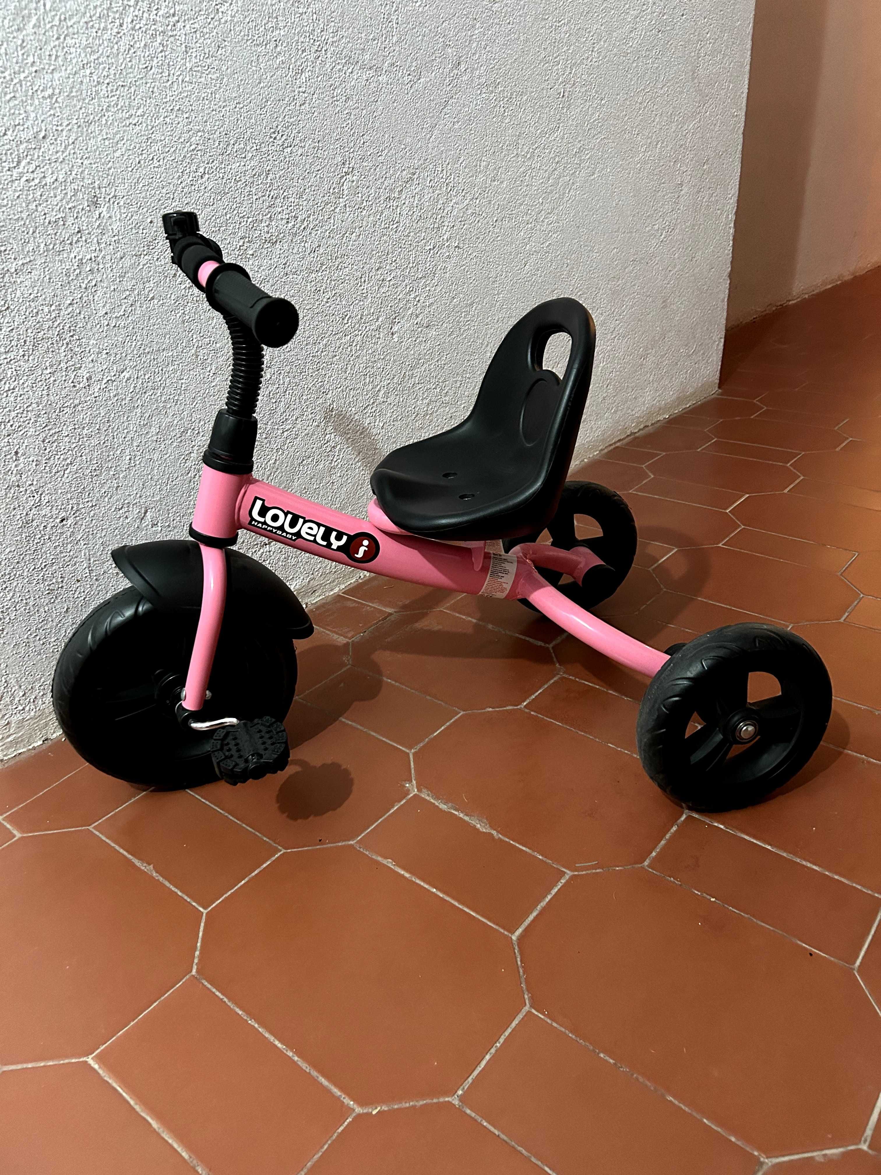 Triciclo Rosa. Um triciclo infantil evolutivo e seguro.