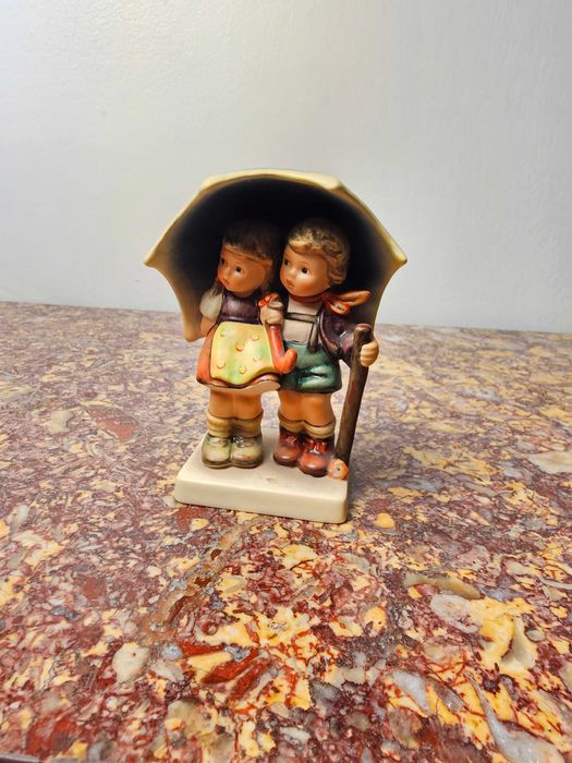 Urocza Figurka porcelana Goebel Hummel #71/2/0 "Ulewa" 11 cm Niemcy
