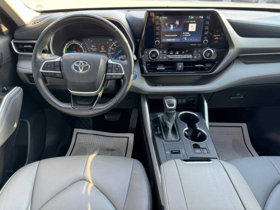 Toyota Highlander Hybrid XLE      2022