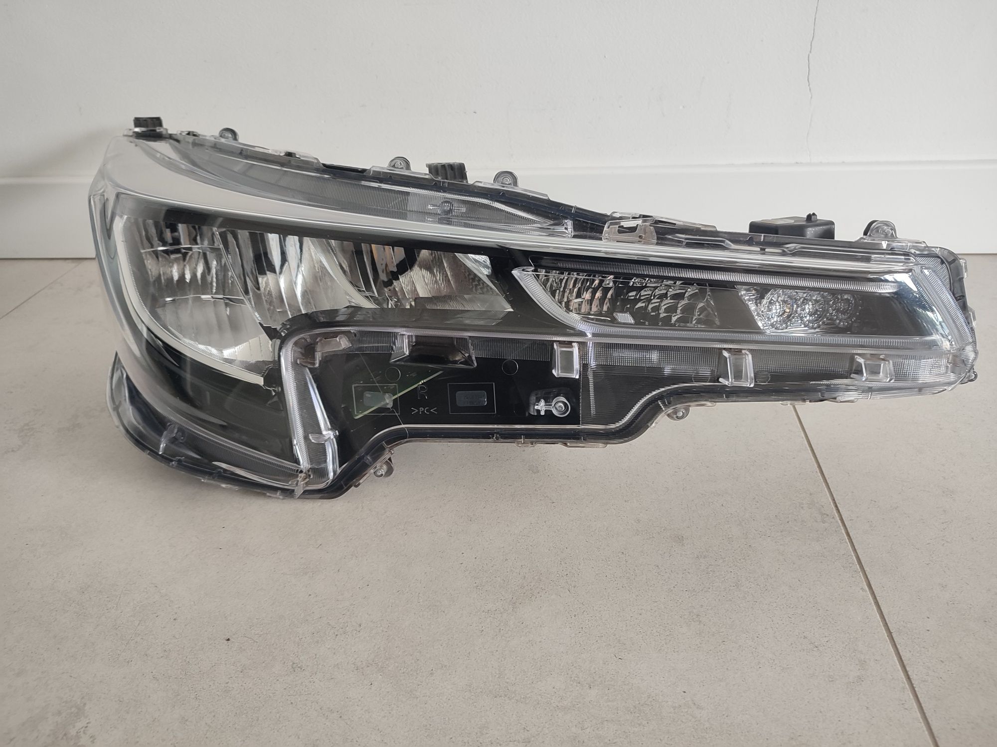 Lampa Reflektor Prawy Przód Toyota Corolla E 210 Full Led 21r Oryginał