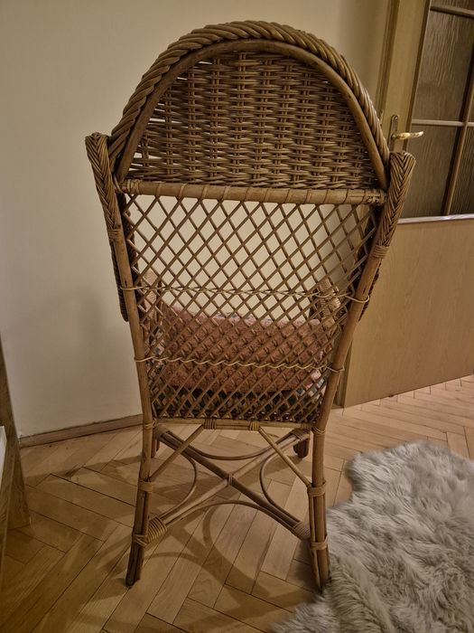Wiklinowy fotel z poduszkami