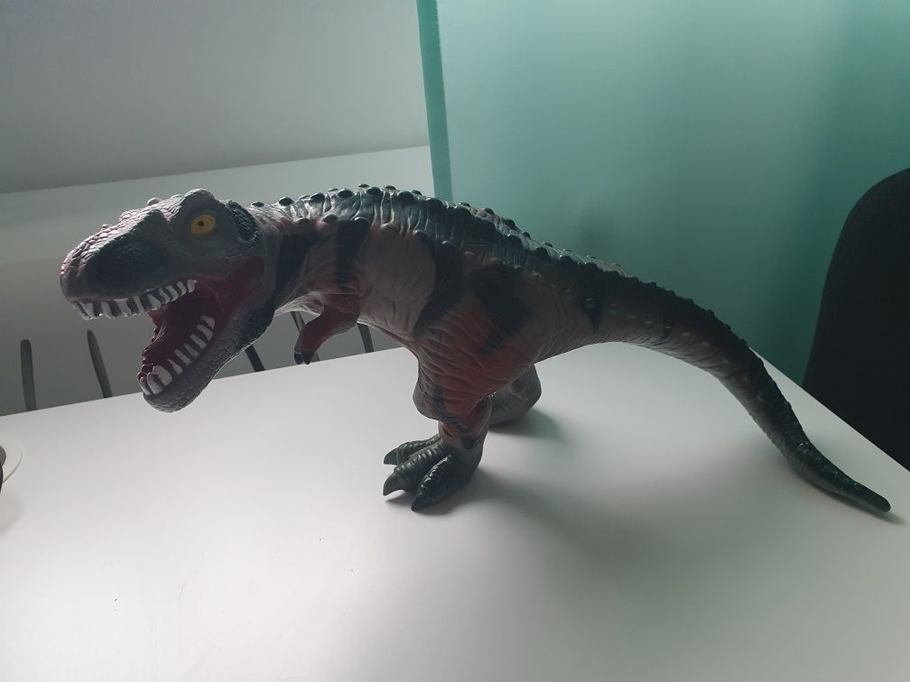 Dinozaur wydaje dźwięki