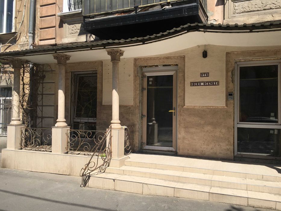 Фасадное помещение на тихой улице центра города. Ремонт.