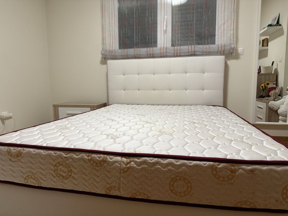 Sommier e colchao + mesa cabeceira