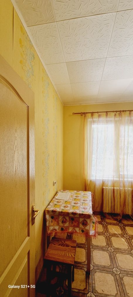 Оренда двокімнатної квартири на Таврійському . Перший поверх .
