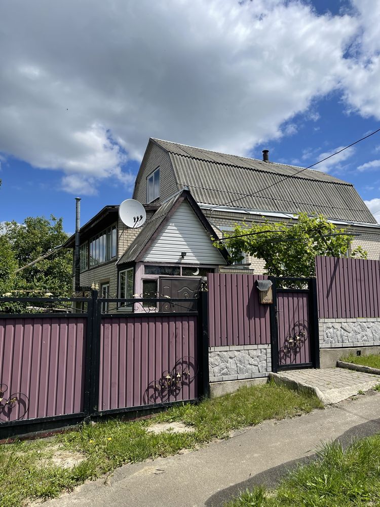 Продам двохповерховий будинок з меблями та технікою