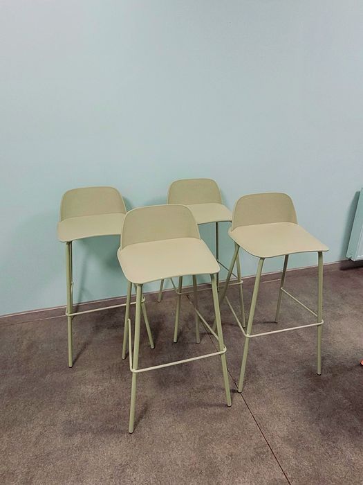 Nowoczesne hokery Beliani – pastelowy komplet