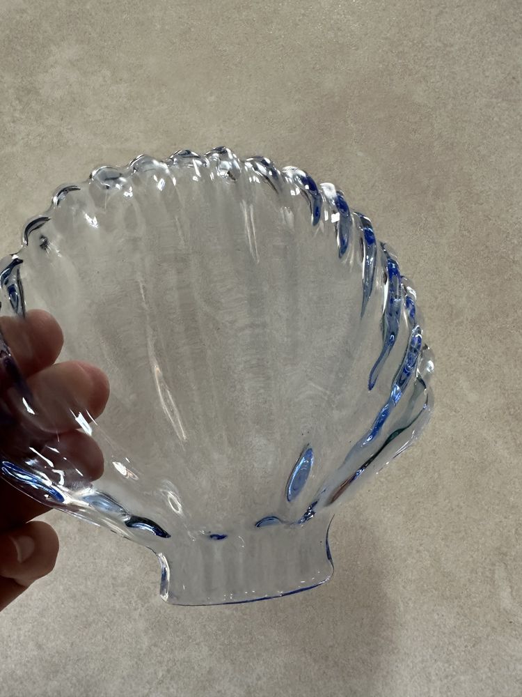 Szklane naczynia w kształcie muszli