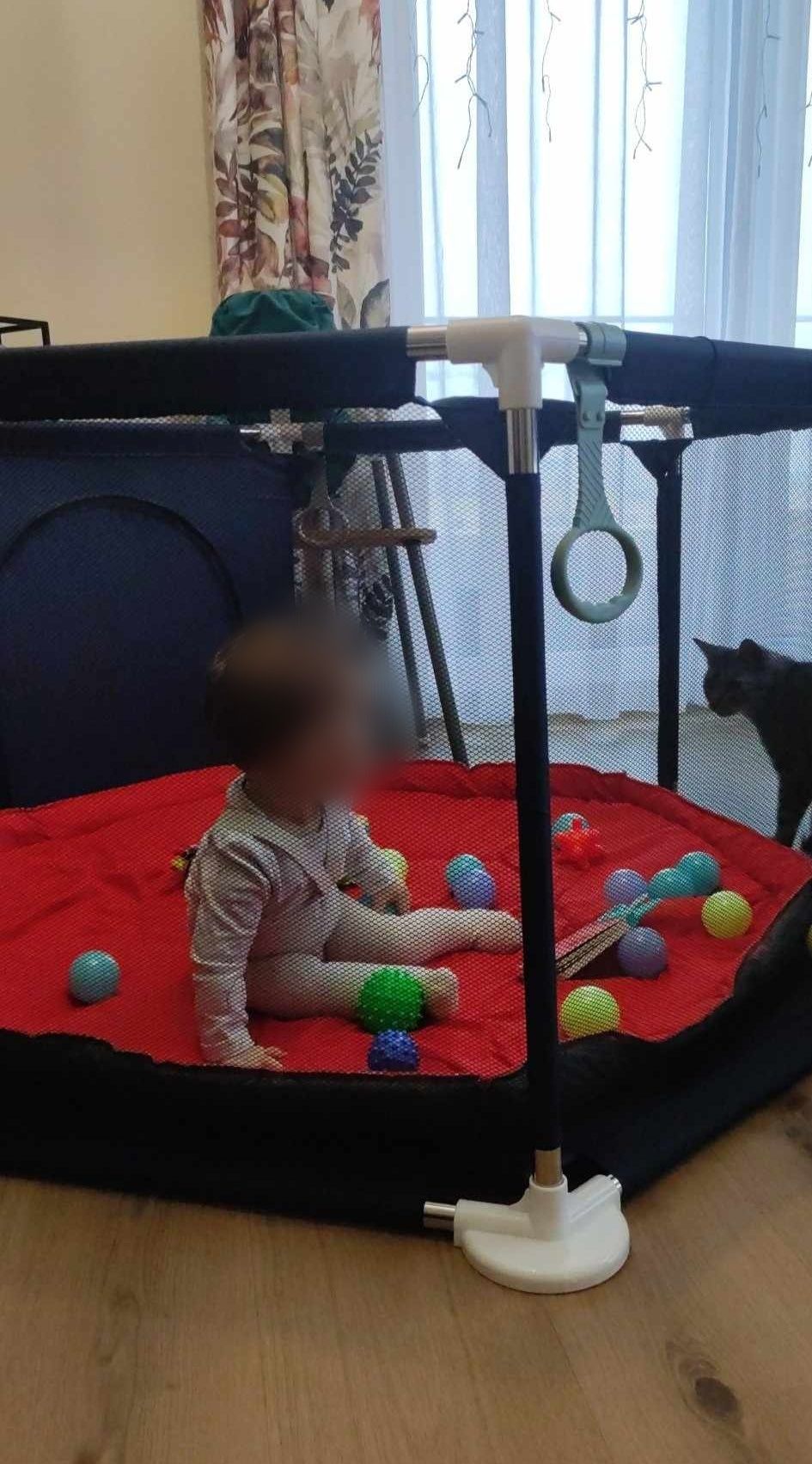Kojec niemowlęcy z antypoślizgową matą
