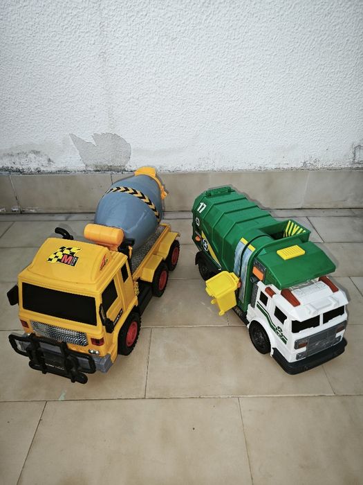 Camião do lixo reciclagem a pilhas e betoneira