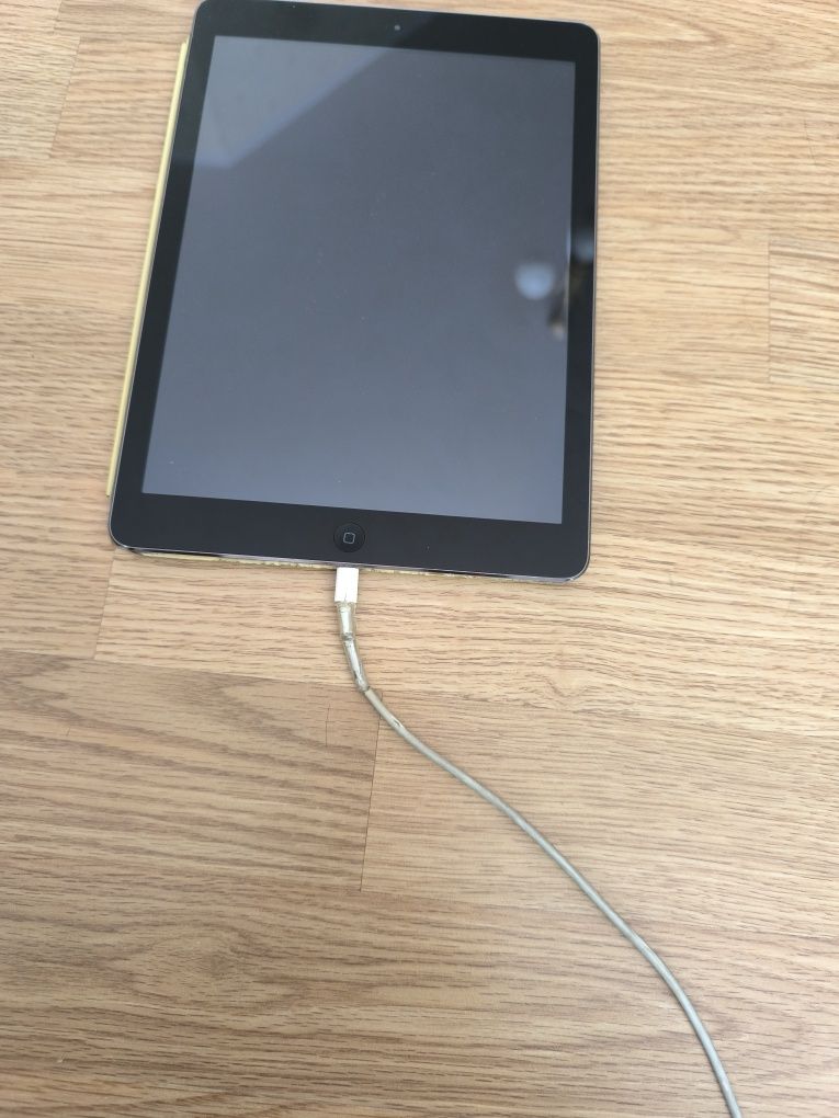 iPad Air A1474 (на запчастини) — екран цілий, чохол, кабель