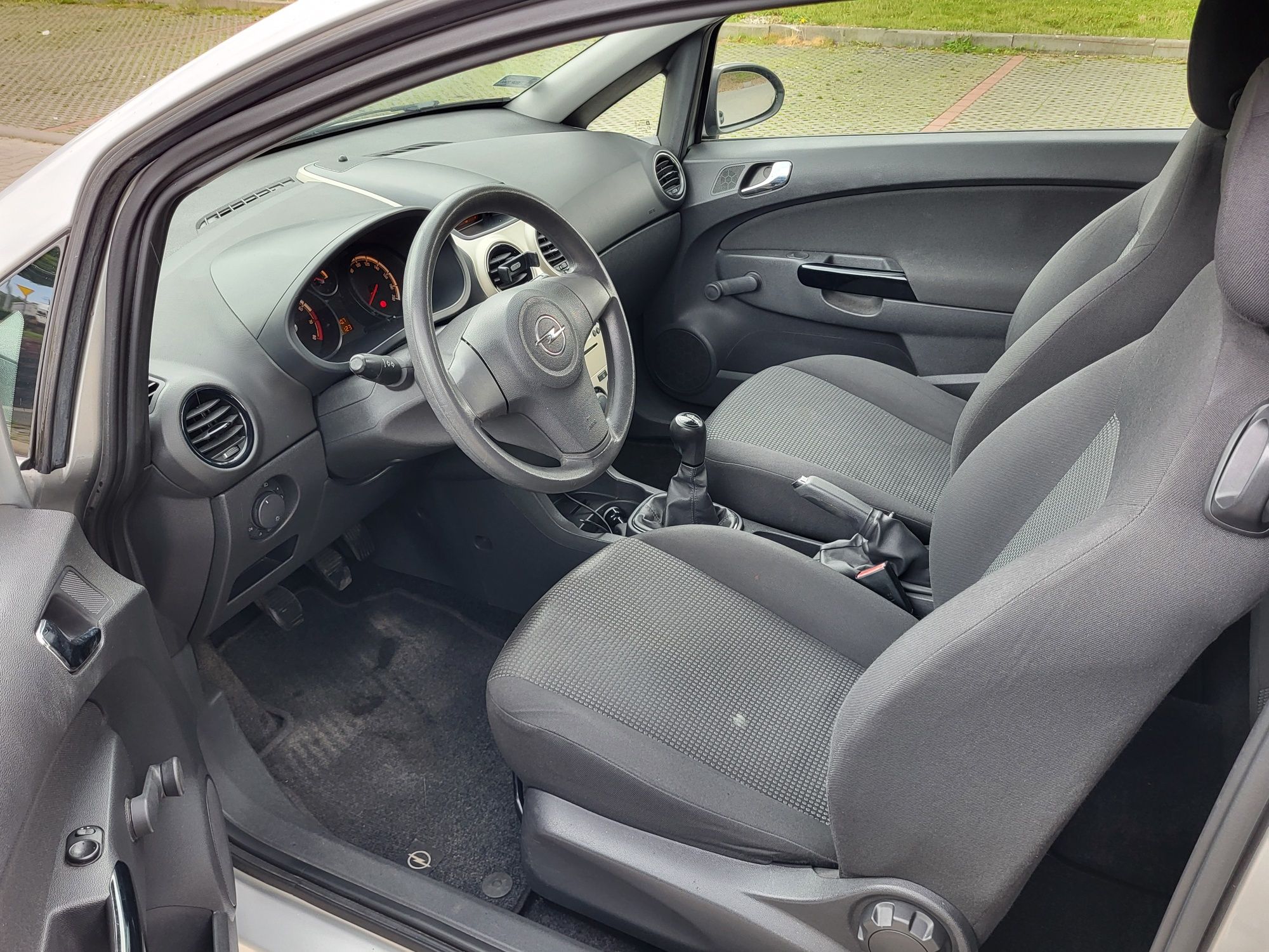 Opel corsa D 1.0 sprawna klima przebieg 180tys km