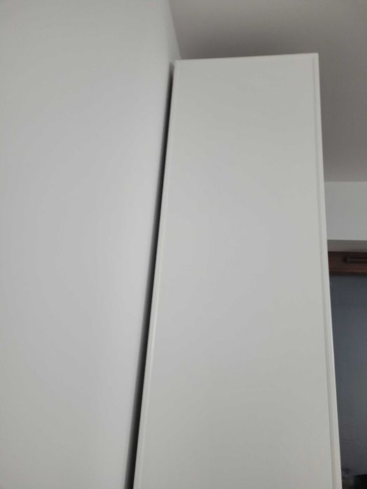 Witryna- regał, z boku po lewej lakierowana Ral 9003 biel z ramką