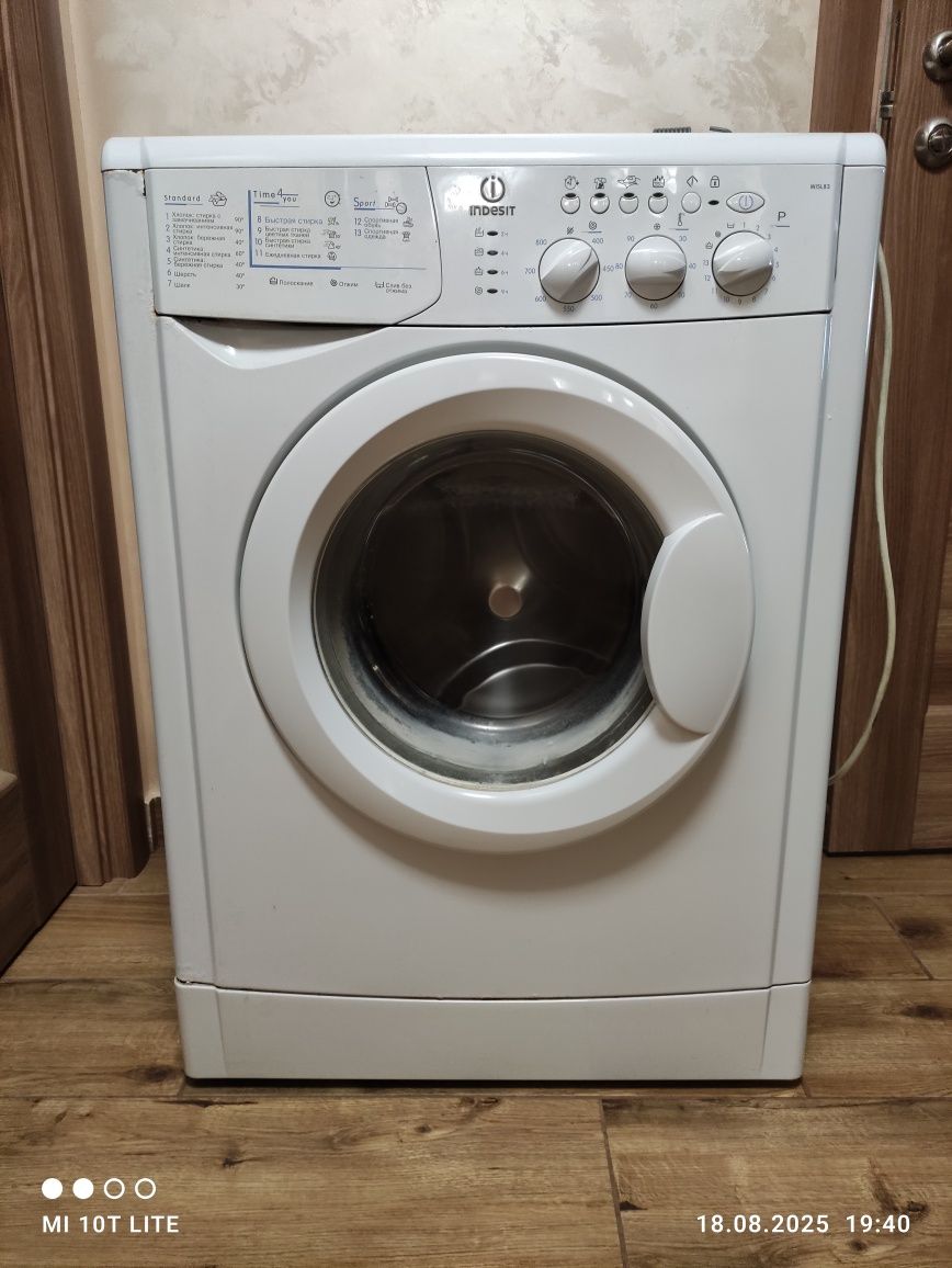 Продам пральну машинку Indesit wisl 83