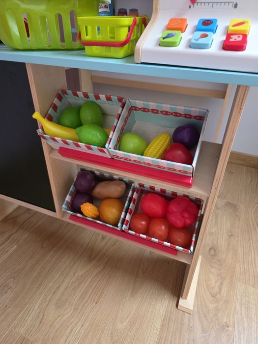 Sklep stragan drewniany wraz z akcesoriami