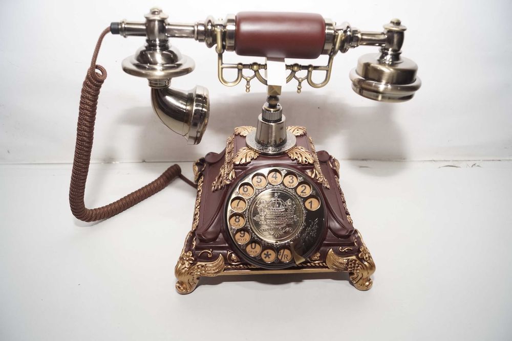 Starodawny staromodny telefon stacjonarny vintage obrotowa tarcza SIM