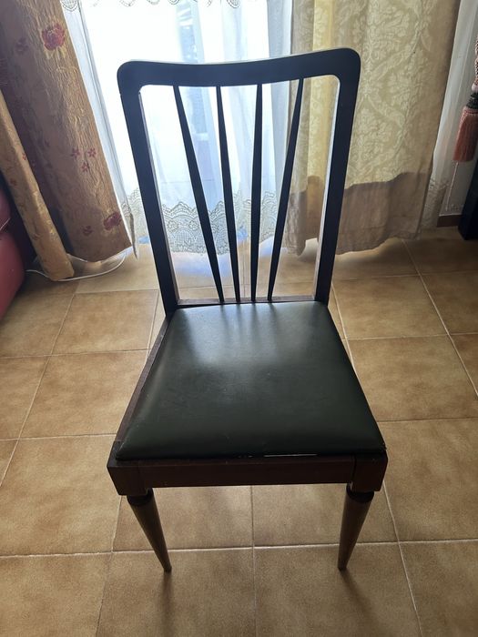 Cadeira antiga em madeira