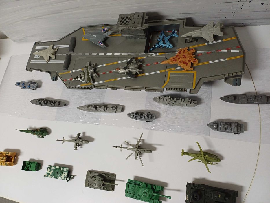 Porta-aviões, navios, aviões, helicópteros e tanques 25 unidades