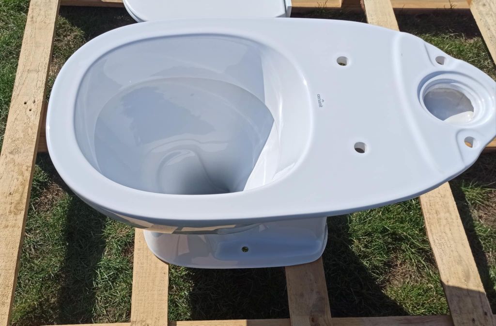 Miska WC stojąca cersenit z deską samoopadajacą. Odbiór osobisty.