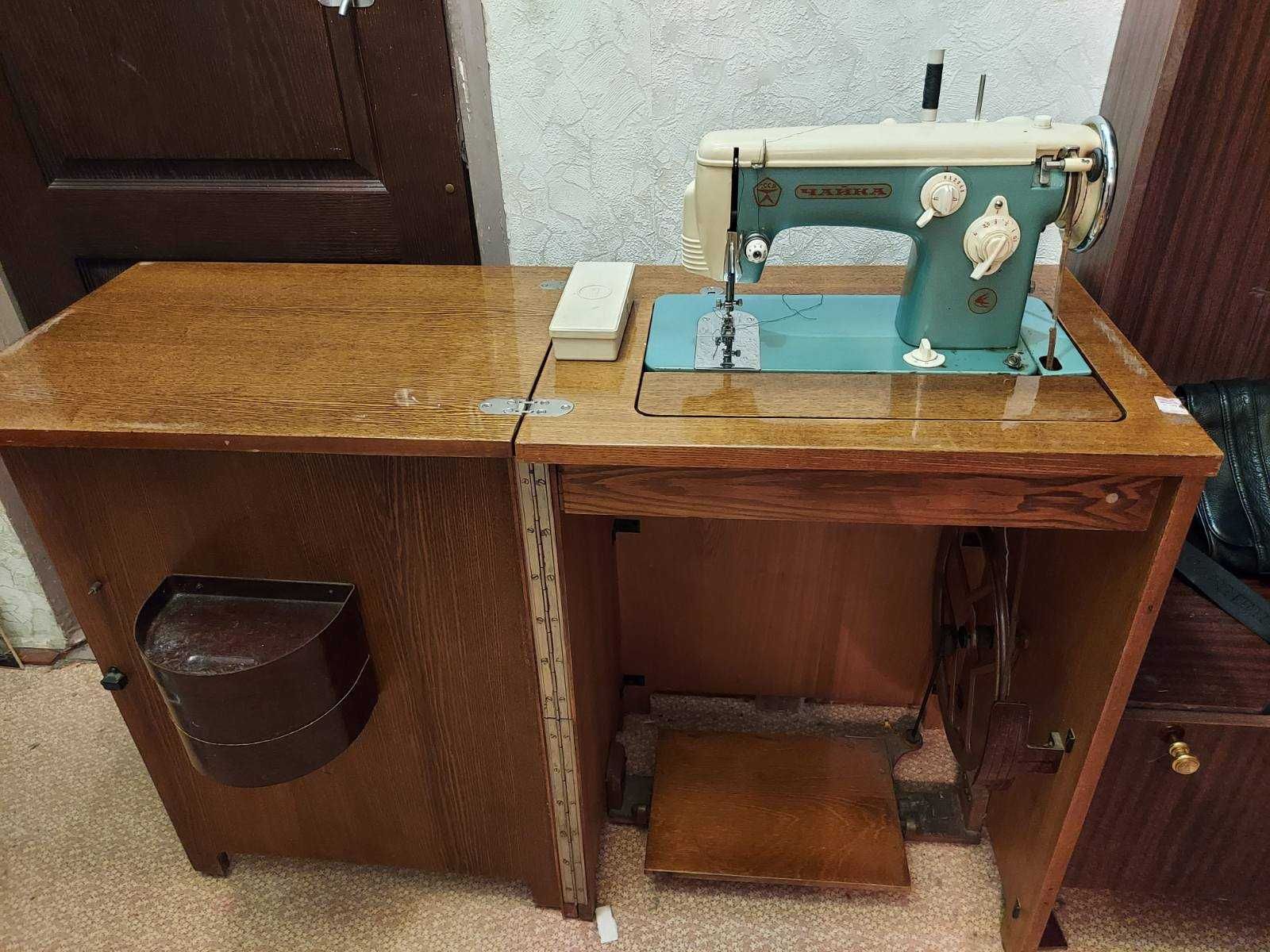 швейная машинка Чайка 2М с ножным приводом комплектная,выпуск 1970г.
