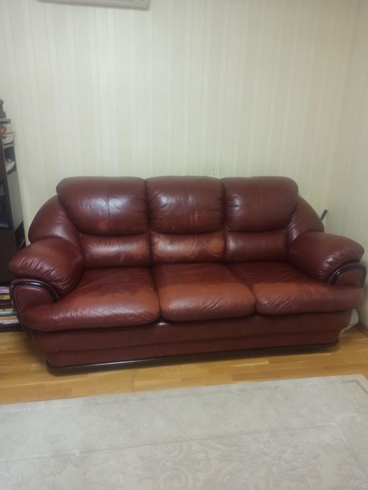 Шкіряний диван б/у розкладний.