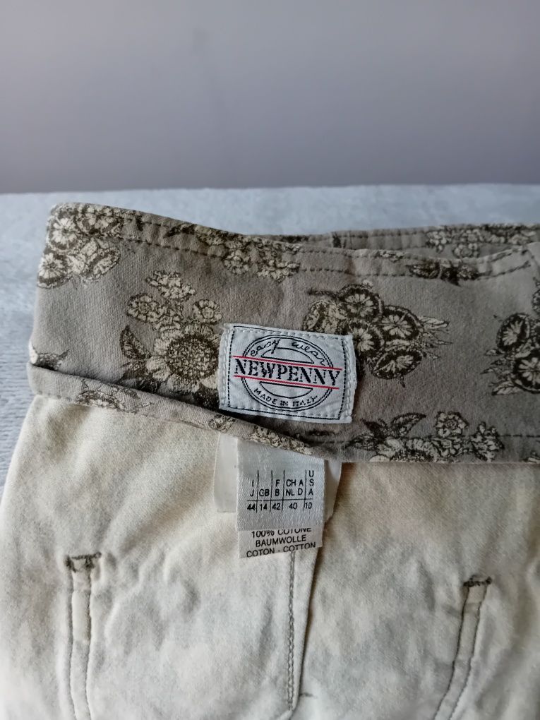 Spódnica mini kolor kawa z mlekiem w kwiatki jak na zdjęciu.