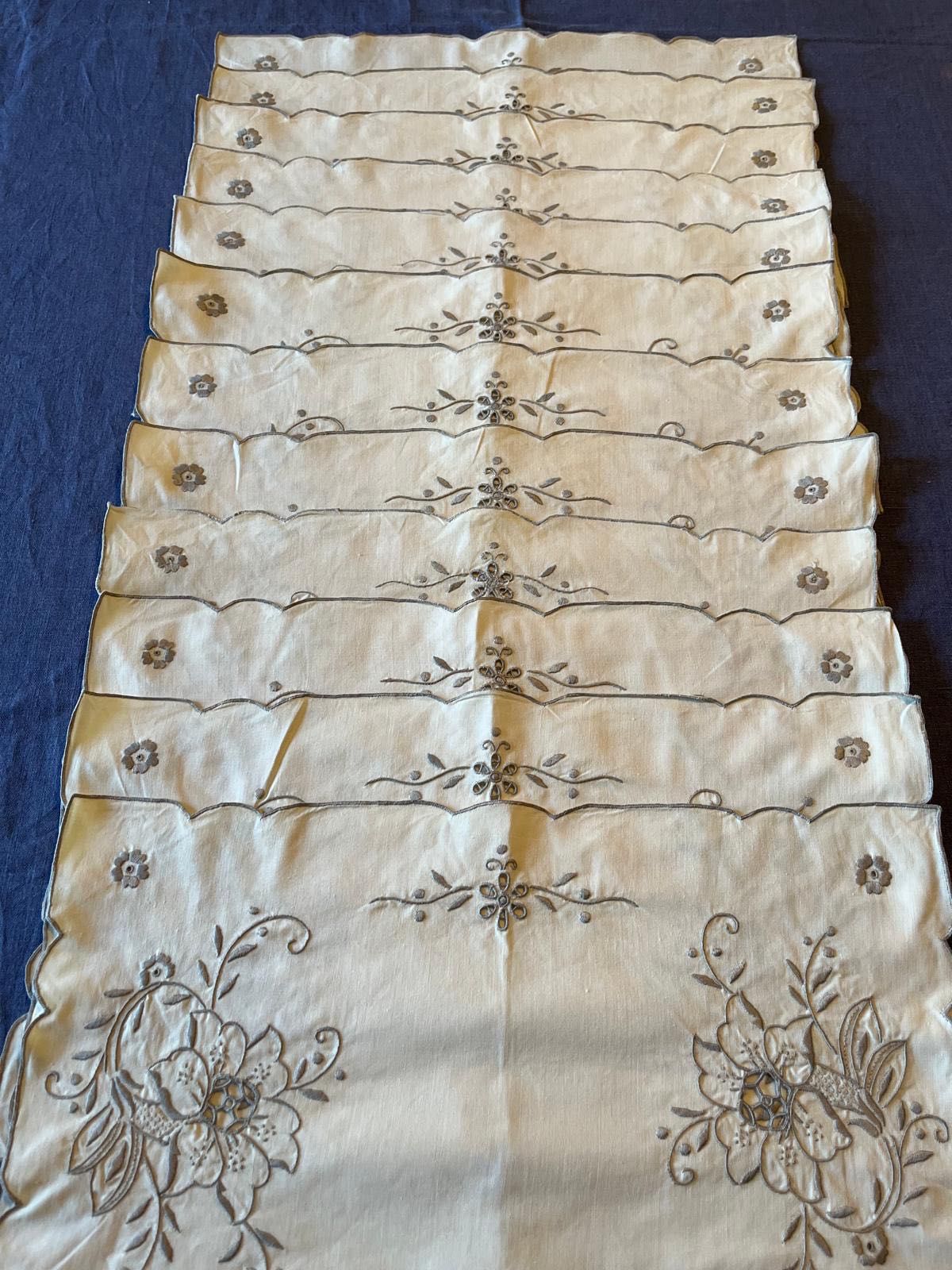 12 individuais bordados à mão