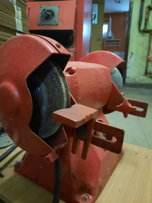 Dwutarczowa szlifierka stołowa 380V (siła)