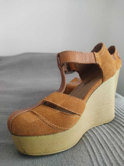 Sandálias cor mel compensadas marca Cubanas