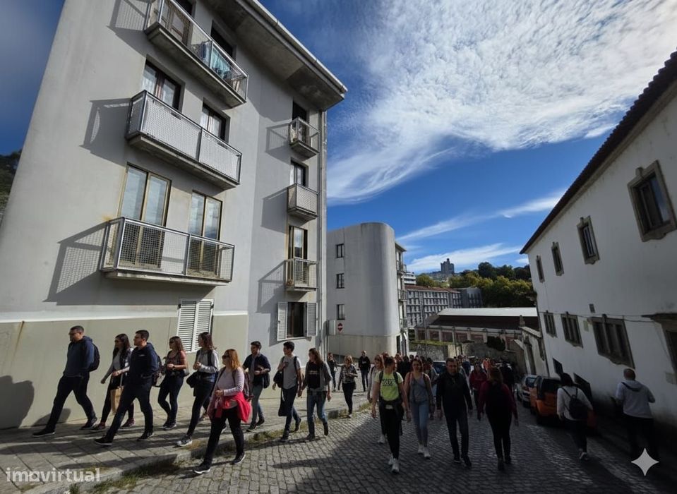 Loja com 180 m2 junto Cais das Pedras no Porto