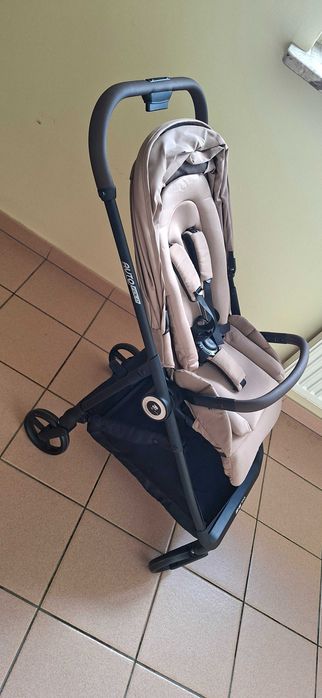 nowa,elegancka spacerówka marki KidduKids model Zeta w kolorze beżowym